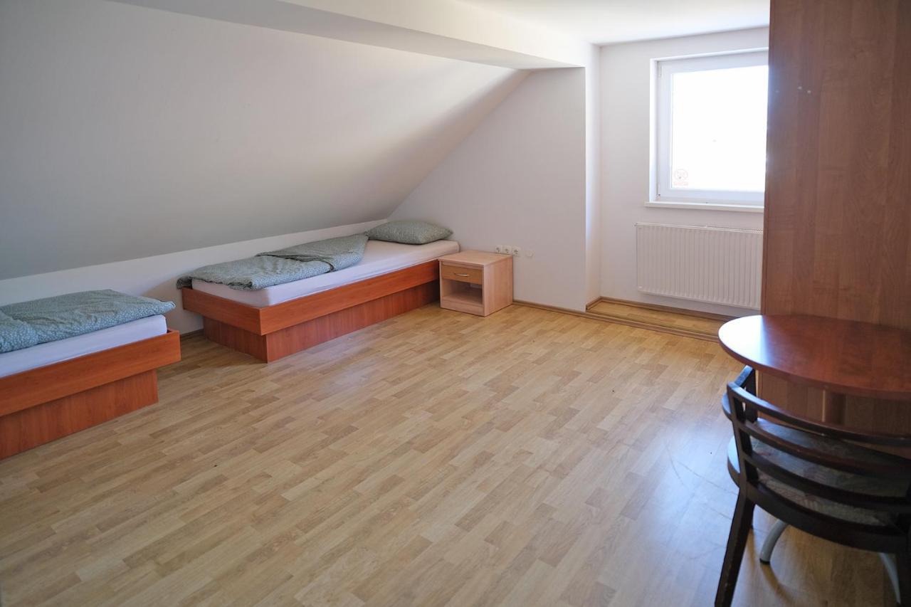 Sostanj Velenje Ravne Sobe Rooms Vrtacnik D O O Exterior photo